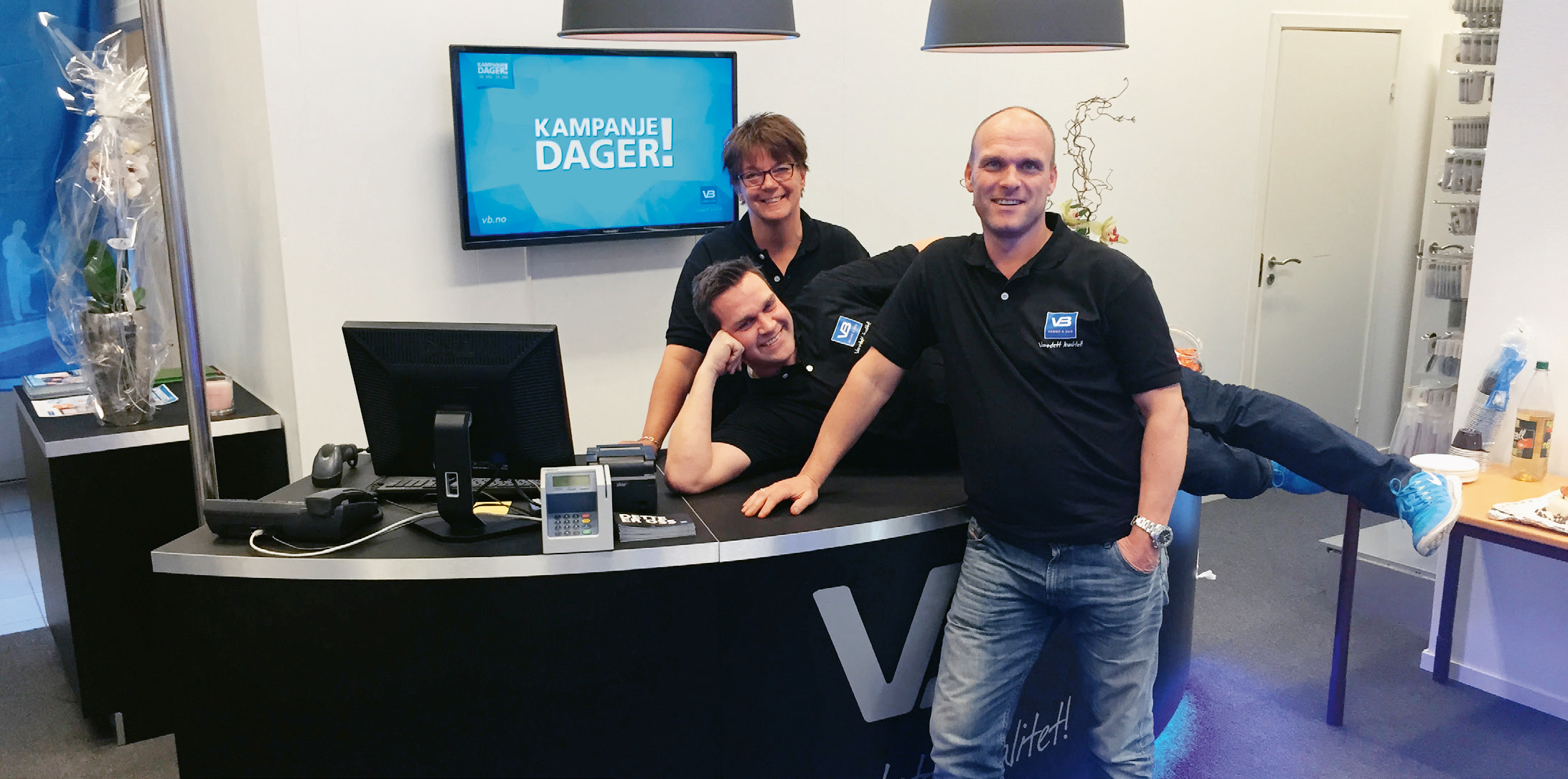 Austevoll Rør tre medarbeidere rundt et skrivebord